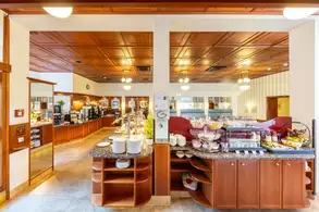 Vielfältiges Frühstücksbuffet mit allerlei Köstlichkeiten