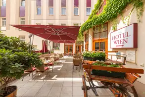 Einladende Sonnenterrasse im Erdgeschoss im Innenhof