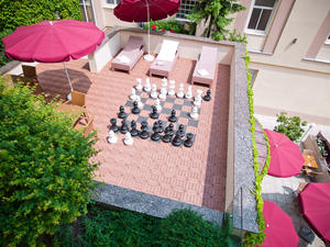 Sonnige Dachterrasse mit Schachspiel