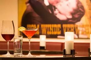 Verschiedene Getränke vor einem legendären Filmposter
