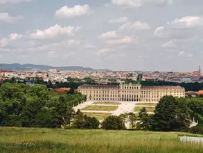 Schloss Schönbrunn in Wien mit der Stadt im Hintergrund