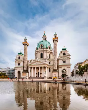 Prunkvolle Karlskirche in Wien