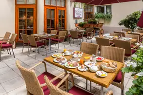 Sonnenterrasse im Innenhof für ein gemütliches Frühstück