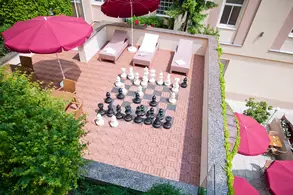 Großes Schachspiel auf der Sonnenterrasse
