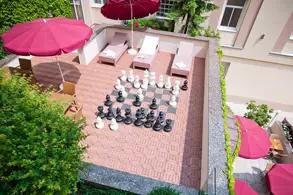 Großes Schachspiel auf der Sonnenterrasse