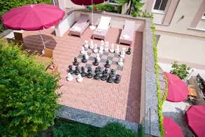 Großes Schachspiel auf der Sonnenterrasse