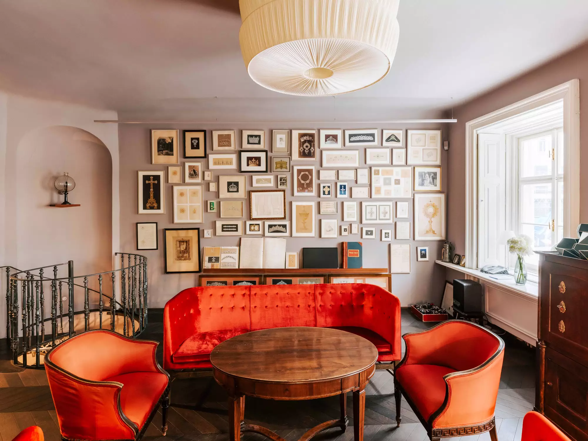 Gemütliche Sitzecke im Alt-Wiener-Stil mit Bilderwand