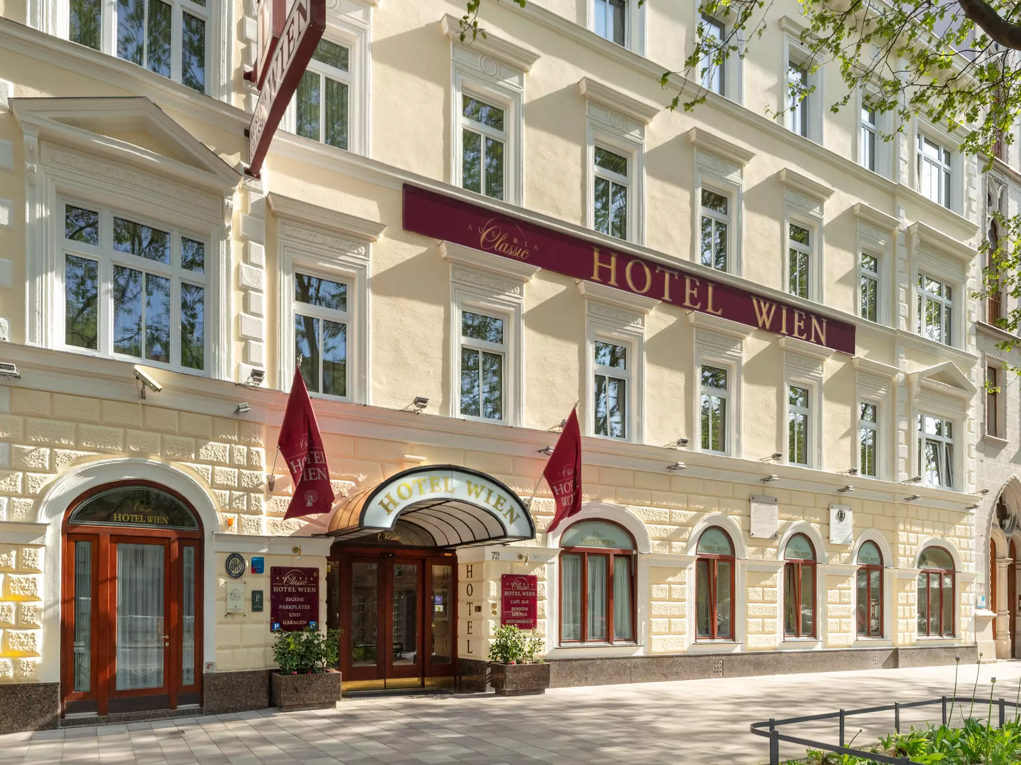 Totale Außenansicht des Gebäudes bei Tageslicht mit Fokus auf die gesamte Fassade.