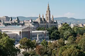 Berühmte Ringstraße in Wien mit dem Parlament und Rathaus