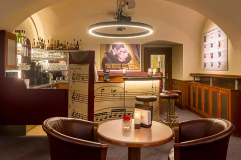 Sitzmöglichkeiten in der Hotelbar Max Steiner