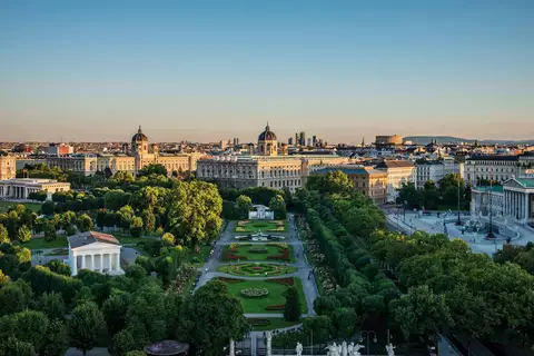 Blick auf den Volksgarten, das Parlament und die Museen Wien