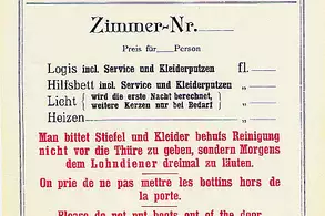 Eine Hotelreservierungsbestätigung mit Platz für Zimmernummer und Preis pro Person. Informationen zu inklusive Dienstleistungen wie Logis, Hilfsbetten und Heizung. Darin enthalten sind auch höfliche Hinweise zur Abgabe von Stiefeln und Kleidern zur Reinigung.