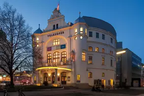Volksoper in Wien in der Dämmerung