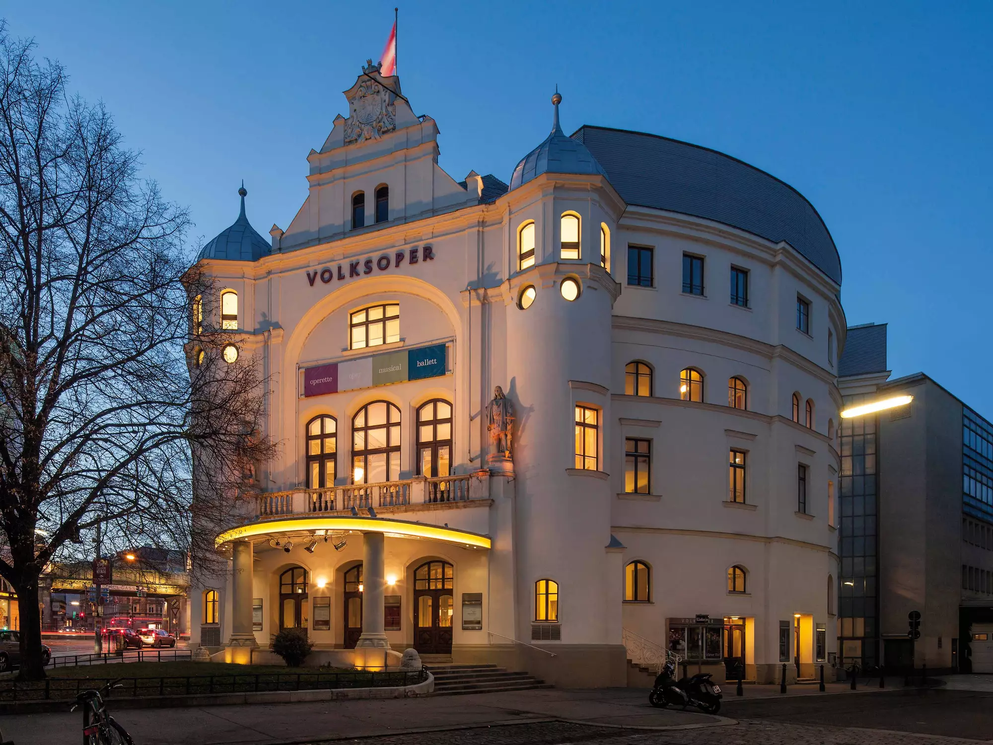 Volksoper in Wien in der Dämmerung