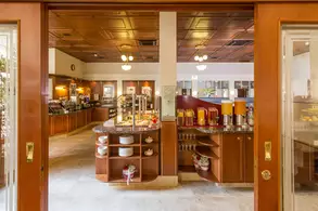 Blick durch die offene Tür in Richtung Buffetraum