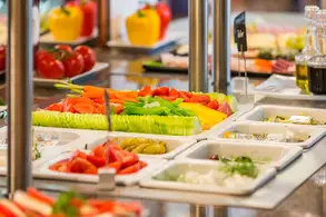 Verschiedene aufgeschnittenes Gemüse und Aufstriche am Buffet