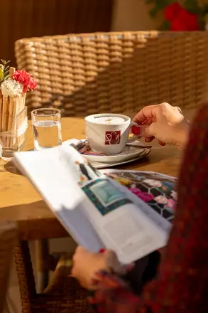 Einen Kaffee in der Sonne genießen
