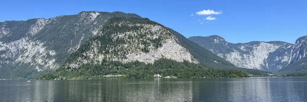 Hallstätter See mit Bergen und dem malerischen Ort Hallstatt