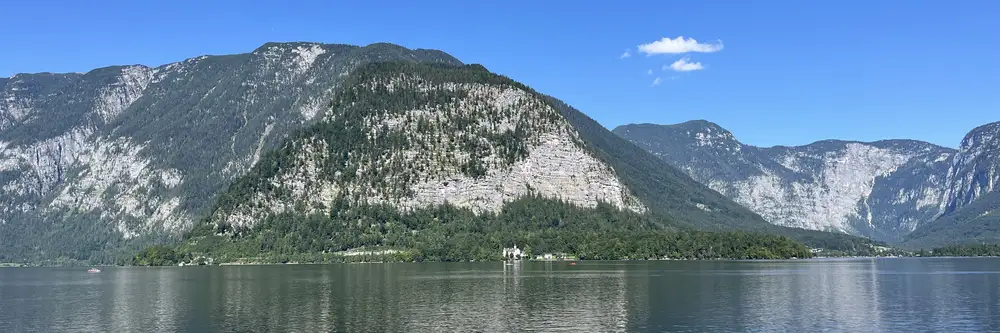 [Translate to English:] Hallstätter See mit Bergen und dem malerischen Ort Hallstatt