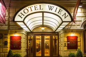 Eingang Eingang des Austria Classic Hotel Wien bei Nacht mit Beleuchtung