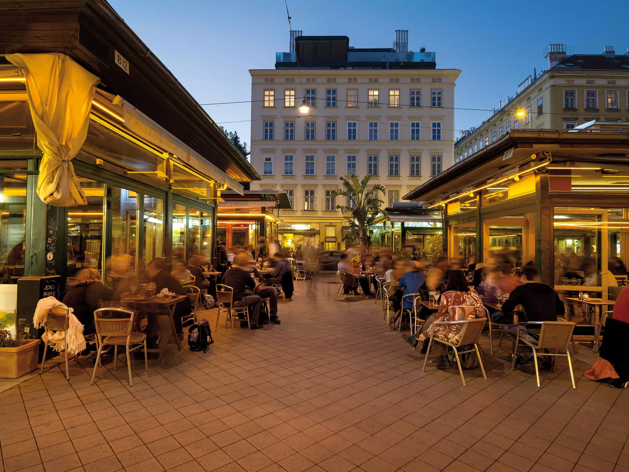 Trubel am Naschmarkt in Wien bei Abenddämmerung
