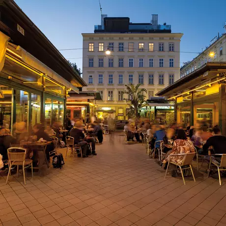 Trubel am Naschmarkt in Wien bei Abenddämmerung