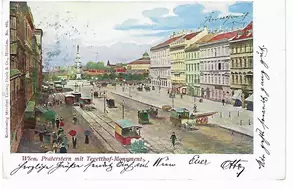 Das Bild zeigt eine Postkarte, wo man den Praterstern in Wien mit dem Tegetthof-Denkmal in der Mitte sieht. Auf dem Platz sind zahlreiche Menschen und Wagen zu sehen, umgeben von historischen Gebäuden. Der Himmel ist blau mit einigen Wolken.