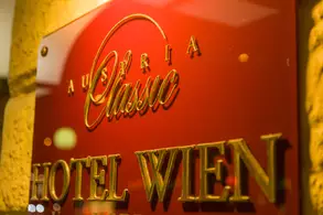 Türschild des Austria Classic Hotel Wien bei Nacht